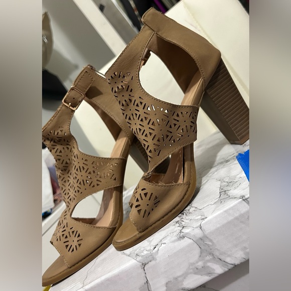 Heels - Picture 3 of 3